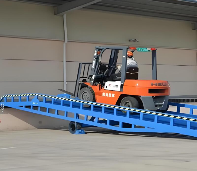 光坡镇移动式卸货平台（叉车用）